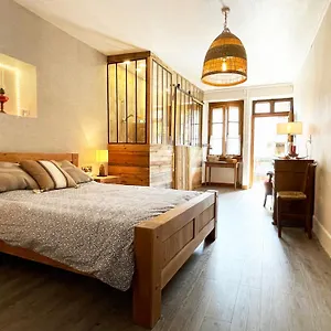 D'hotes Avec Entree Privative Au Calme Dans Maison De Village Au-villard Frühstückspension